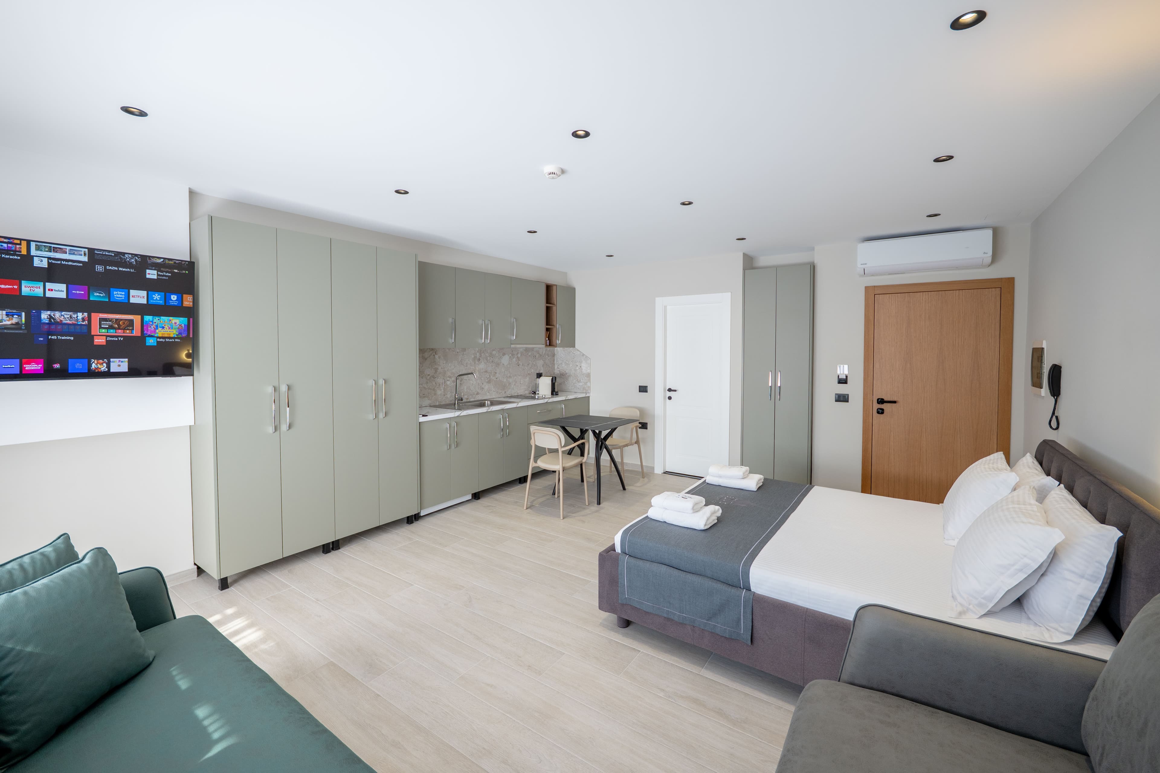 Family Room thumbnail 14