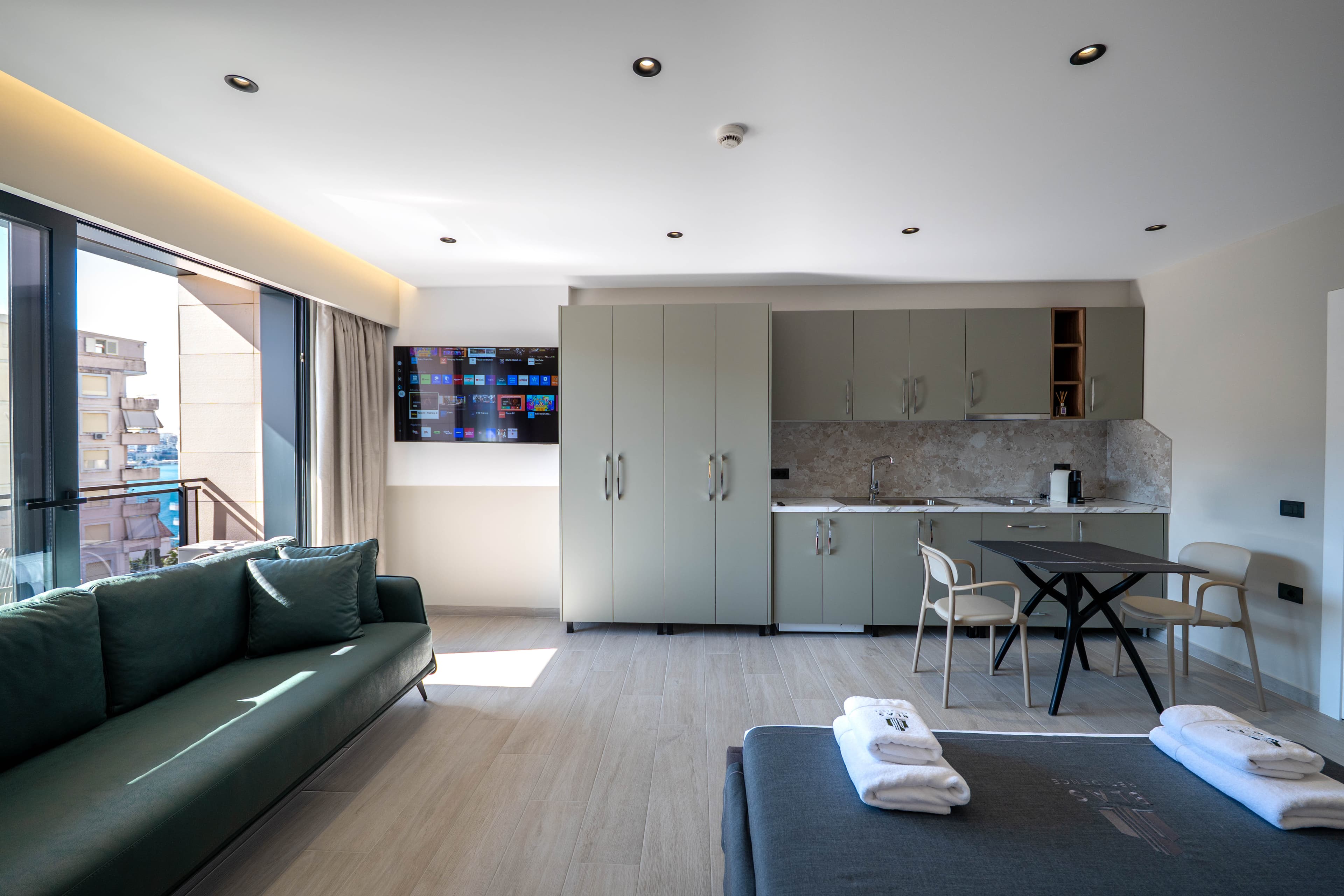 Family Room thumbnail 18