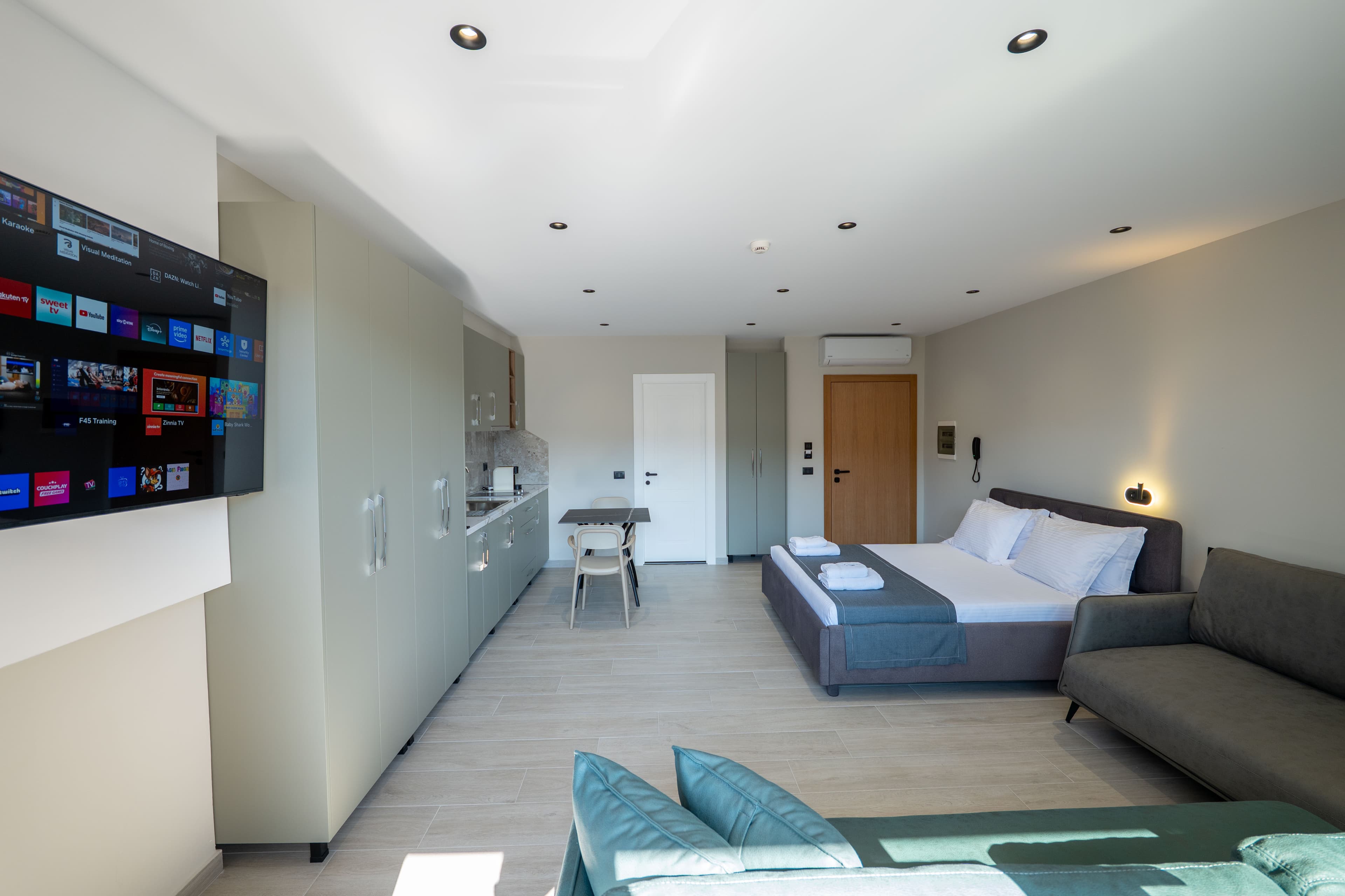 Family Room thumbnail 22