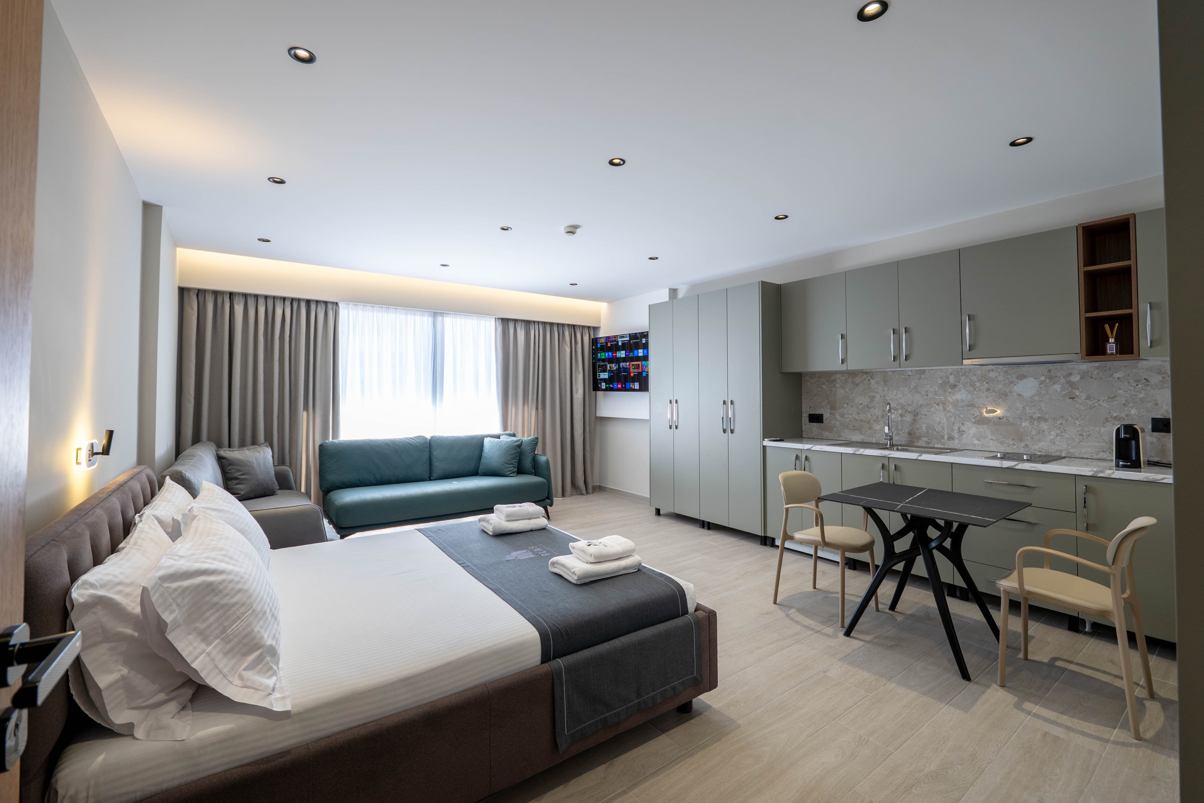 Family Room thumbnail 4