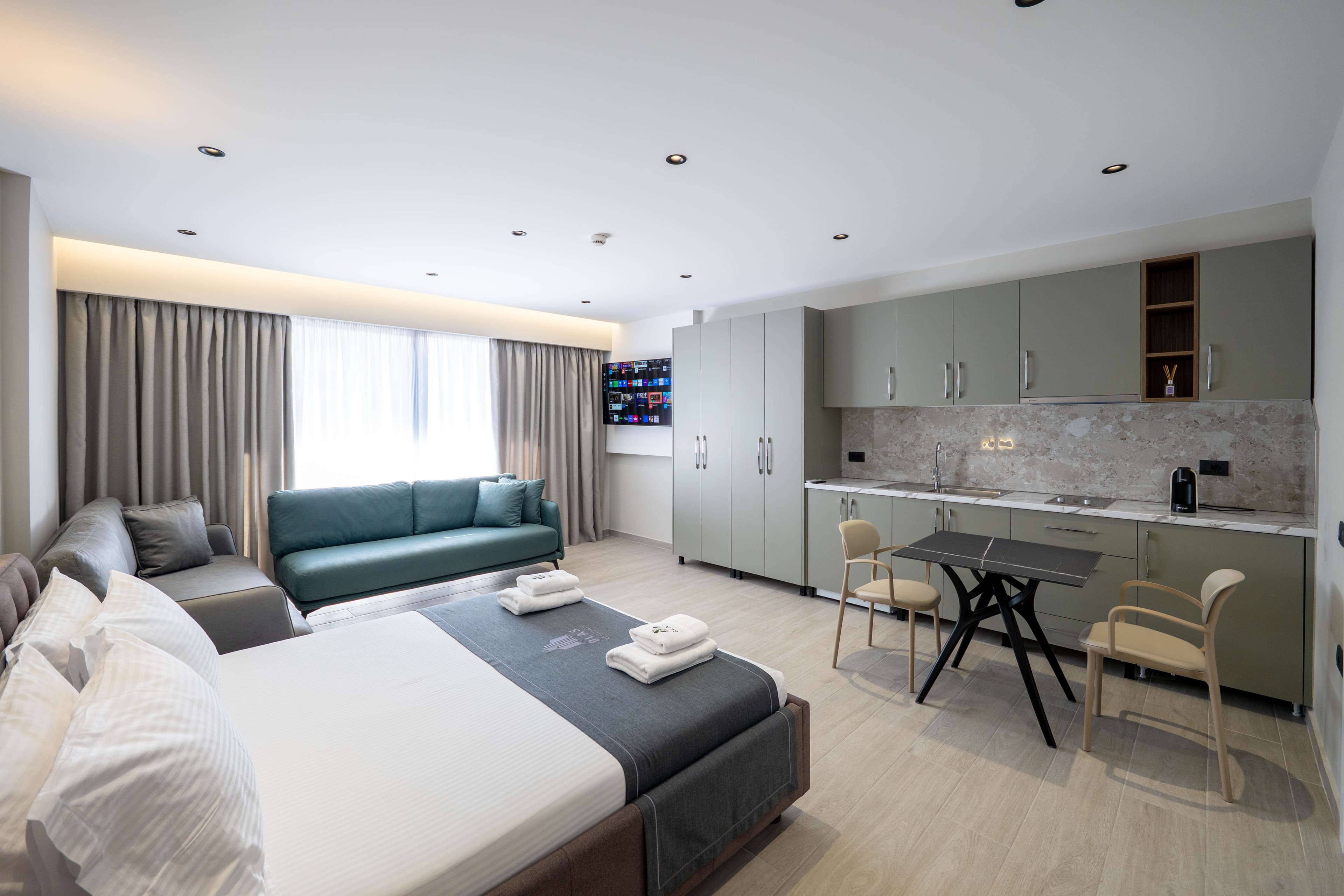 Family Room thumbnail 5