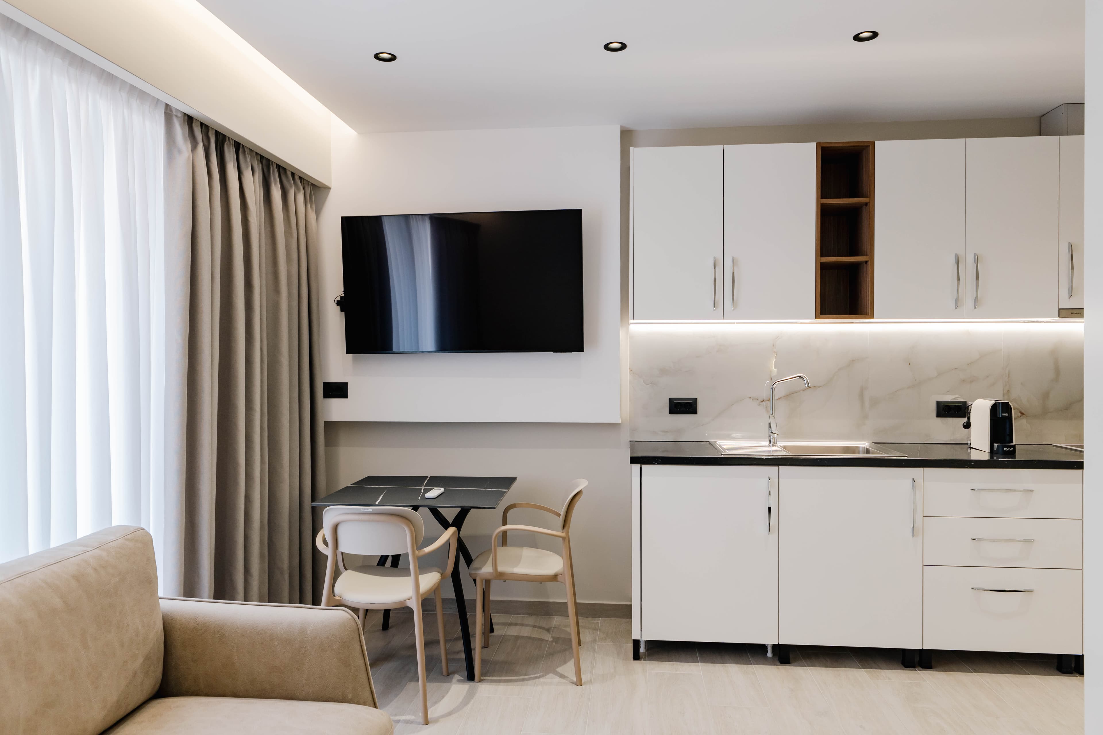 Triple Room thumbnail 10